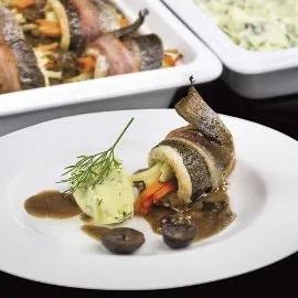 Pstruh zabalený v slanine so zeleninou a omáčkou z divých húb Pstruh zabalený v slanine so zeleninou a omáčkou z divých húb